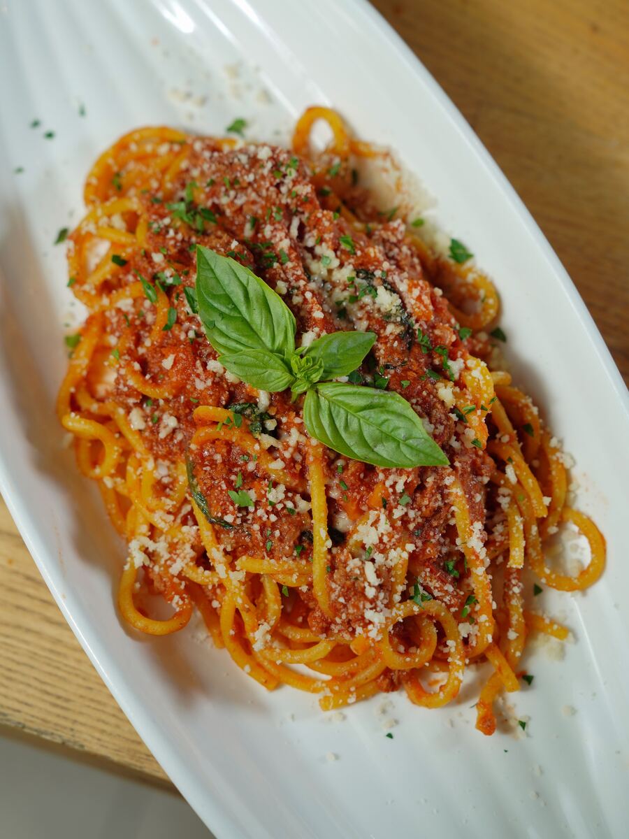 Espaguete com molho Amatriciana, manjericão e queijo ralado