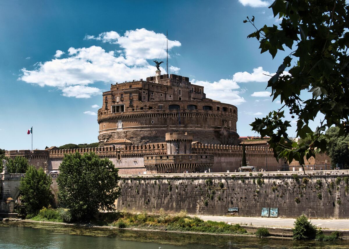 Castel Sant'Angelo às margens do rio Tibre, em Roma